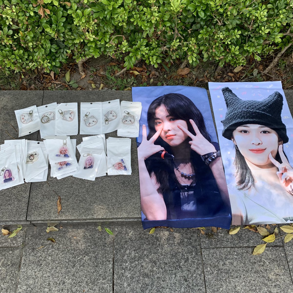 💙 make me wonder 
CHEERING KIT in Taipei💙

地點：小巨蛋2號出口前樹蔭下