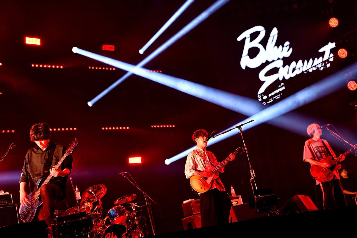 NUMBERSHOT_'s tweet photo. 【BLUE ENCOUNT】

登場からたくさんの手拍子に包まれたブルエンのステージ！
2年ぶりのリベンジステージにピッタリのエネルギッシュなパフォーマンスに大盛り上がり！！
観客の拳が下がることのないとても熱いステージでした！

#NUMBERSHOT
#ブルエン https://t.co/5qAUCdAmXu