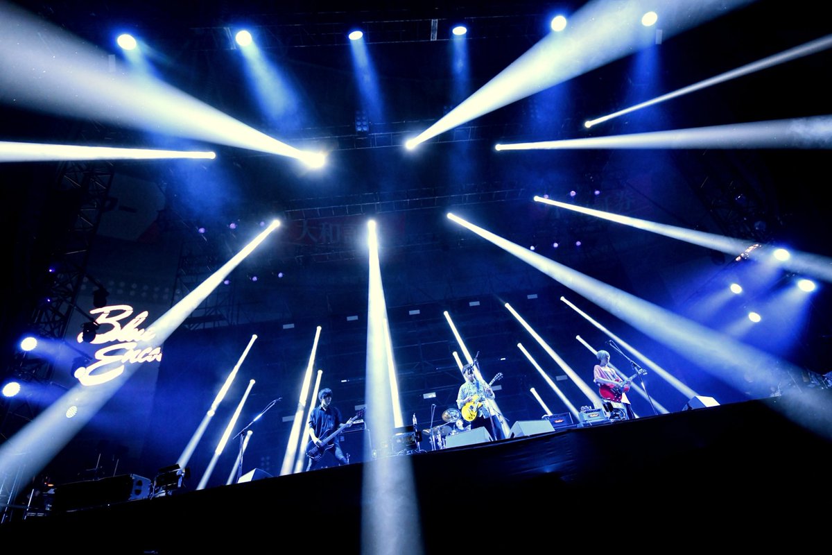 NUMBERSHOT_'s tweet photo. 【BLUE ENCOUNT】

登場からたくさんの手拍子に包まれたブルエンのステージ！
2年ぶりのリベンジステージにピッタリのエネルギッシュなパフォーマンスに大盛り上がり！！
観客の拳が下がることのないとても熱いステージでした！

#NUMBERSHOT
#ブルエン https://t.co/5qAUCdAmXu