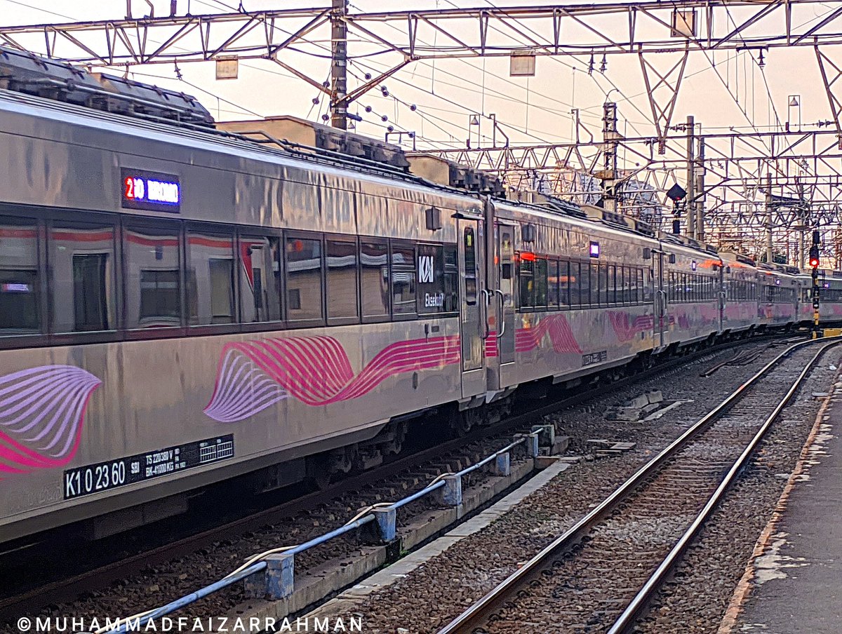 yoasobiloved's tweet photo. ABA New Generation.
Inframe : CC 206 13 76 ( 206 76 ) CPN Berdinas KA 1 Argo Bromo Anggrek.
#keretaapikita #keretaapiindonesia #kai121 #cc206 #kaargobromoanggrek https://t.co/wbADtOwd0Q