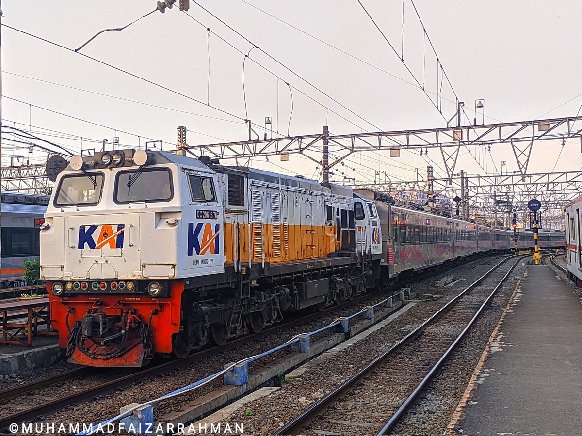 yoasobiloved's tweet photo. ABA New Generation.
Inframe : CC 206 13 76 ( 206 76 ) CPN Berdinas KA 1 Argo Bromo Anggrek.
#keretaapikita #keretaapiindonesia #kai121 #cc206 #kaargobromoanggrek https://t.co/wbADtOwd0Q