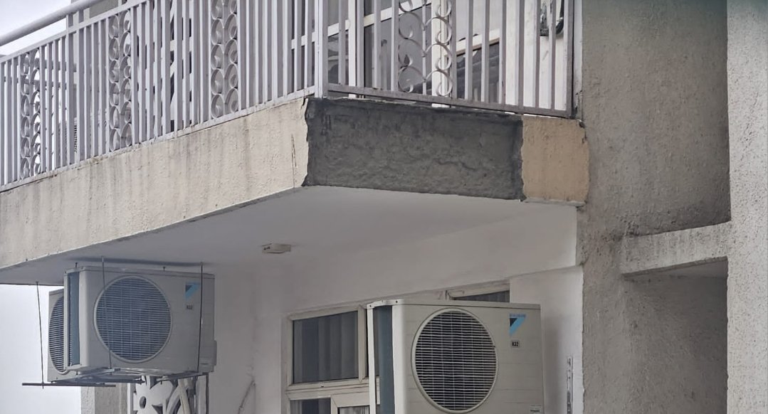 Sec45NRI's tweet photo. @CMOfficeUP @CeoNoida @dmgbnagar @NavbharatTimes @JagranNews @AmarUjalaNews NRI RESIDENCY SEC45 noida residents fear their safety with plasters falling across rooms, kitchens, balconies as builder SDS enjoys residents money without basic maintenance. pls help https://t.co/48aJyu1v4l