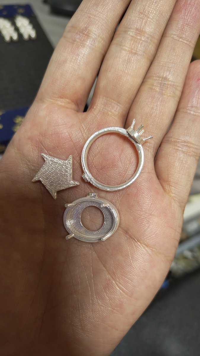 kroaolab's tweet photo. アクセサリーのほうはなかなか思う品質に至らず、テスト品ばかり作ってます
合間に作ったプリント品のほうが品質良いのでは… https://t.co/tl8vTCZGoI