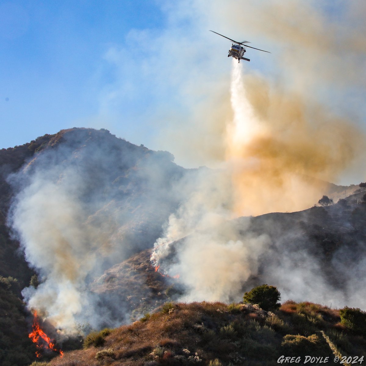 GregDoyle50's tweet photo. Among the aircraft assigned to the #LaTunaFire today was @LACoFireAirOps Copter 21, seen here making a drop. @LAFDtalk @LAFD https://t.co/ZX6BsJ0m0A