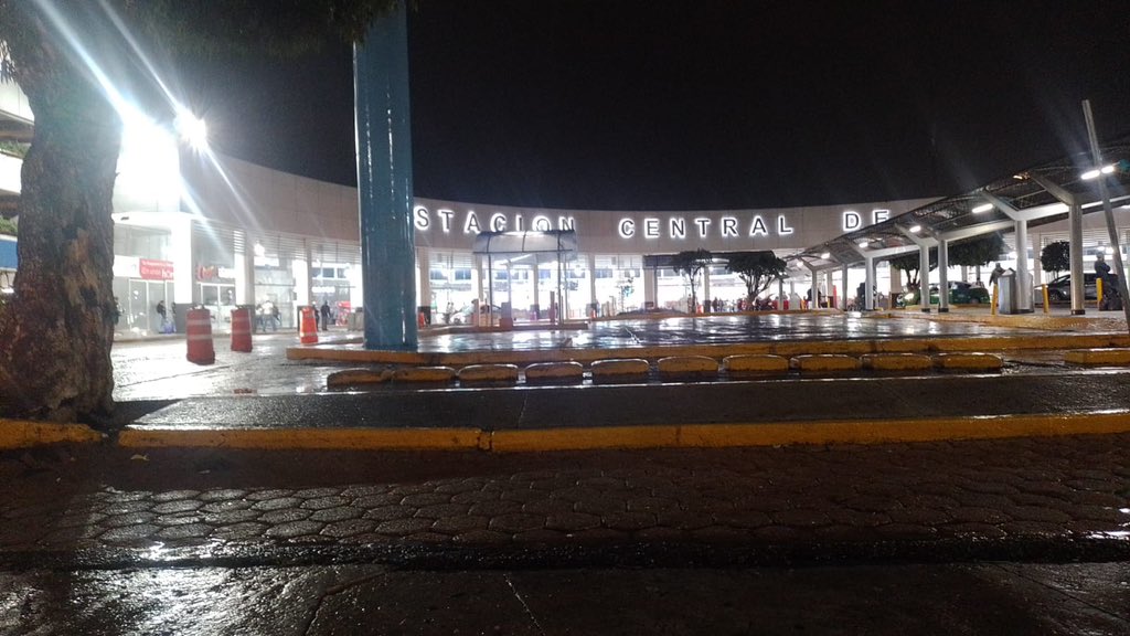 Con e objetivo de prevenir inundaciones el equipo del #SIAPLeón realizó un operativo por los puntos más conflictivos de la ciudad para el retiro de residuos en alcantarillas.

Recuerda respetar horarios y días de recolección para evitar inundaciones en esta remoto de lluvias ☔️