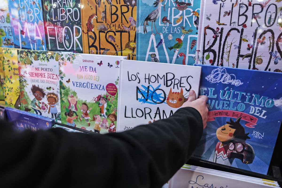 Agencia_Andina's tweet photo. 📸#FILLima2024  Feria Internacional del Libro de Lima 2024 abrió sus puertas al público. Una variedad de ofertas de estilos y géneros literarios están a disposición de los asistentes https://t.co/FWpRe9iEC9

 Foto: ANDINA/Connie Calderón https://t.co/9BZGXTLoBI