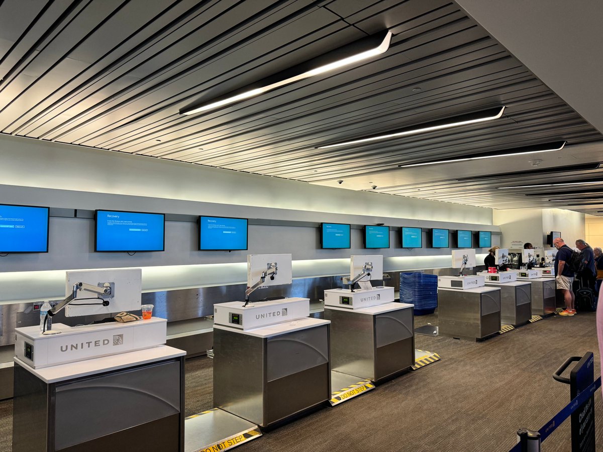 seldo's tweet photo. Also it's wild to me that United or whoever is presumably paying annual per-seat licenses for each of these screens when they could be extremely cheap Linux boxes. They are just signs! https://t.co/d9DT6WMH8Q