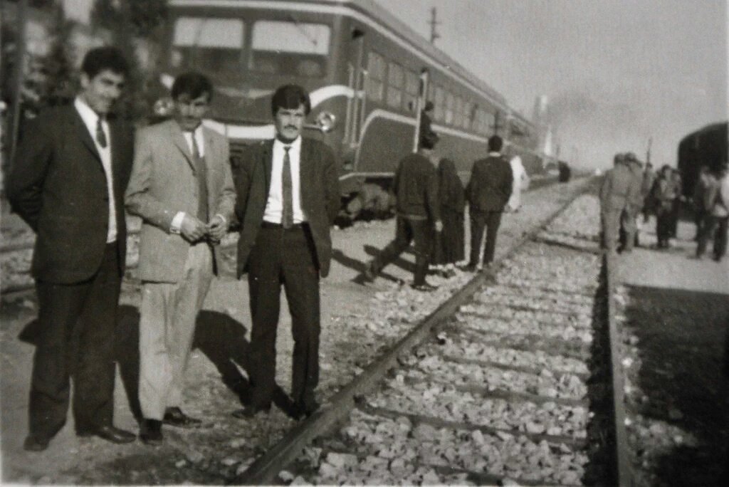 AntMardin's tweet photo. Mardin 1962 Dırbesiye (Wardım) Köyü. Tren istasyonunda peronda bekleyen insanlar. https://t.co/n34YsKt2qB