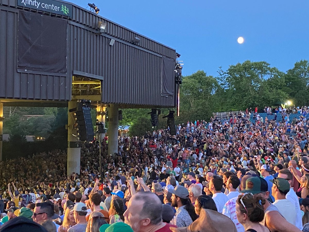 JDAntos's tweet photo. Half the speakers just came back on here at Xfinity for those of us in the back. Much better! And we get a sweet moonrise.  #phish https://t.co/D3dBubCVc4