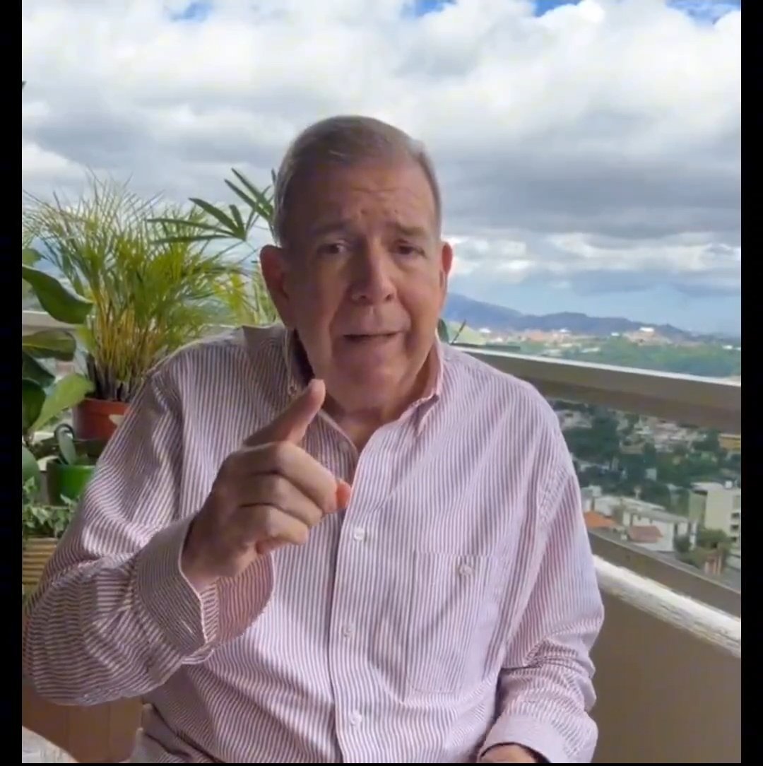 SanojaReinaldo's tweet photo. #FuerteRumor

✓  En las próximas horas el candidato presidencial Edmundo González Urrutia @EdmundoGU , estaría abandonando la carrera presidencial.

✓ La carta está lista, solo falta la firma.

✓ Gente cercana a María Corina Machado estaría entre salir a la protesta "hasta el final" o llamar a la abstención.

Horas cruciales para la oposición Venezolana.