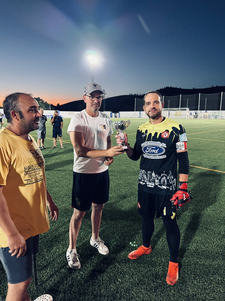 Nueva temporada, primera victoria, esta vez ante los veteranos del CF Valverde, con un resultado de 2-1, los goles locales corriendo a cargo de Pérez y Alonso Pinto. Agradecer la colaboración del Excmo Ayuntamiento de La Zarza-Perrunal en especial al concejal de deportes Eusebio