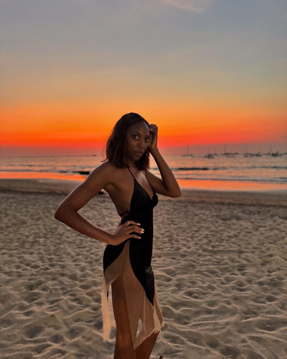 DestinySto69135's tweet photo. Do you like sunsets too 🌅

#teasers #exclusivecontent #boudoirvibes #goddessenergy #playfulvibes #untamed #poolsidechic #poolchic #poolsidechillin #poolsidevibes☀️💦 https://t.co/lbHcrrKnB9