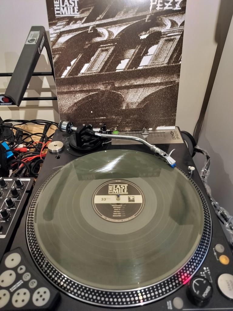djpbe's tweet photo. The Last Mile &amp; Pezz - Split Album

Montreal's The Last Mile &amp; Memphis' Pezz on green vinyl.

#nowplaying #nowspinning #vinylcollection #vinylcollectionpost #vinylcommunity #vinylgram #vinylrecords #vinyloftheday #vinyl #records #album #punk #punkrock #splitalbum #coloredvinyl https://t.co/cuvOVhfHvX