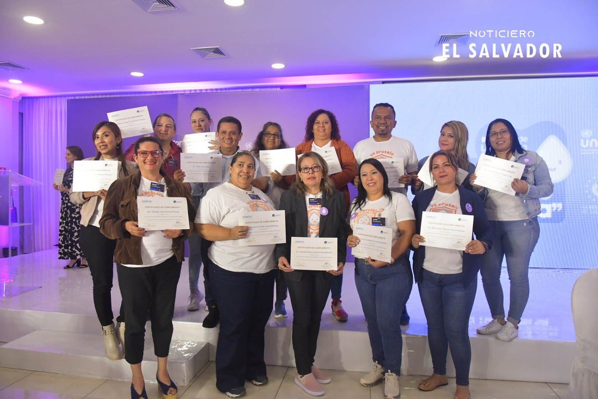 NoticieroSLV's tweet photo. .@UNITAR destacó el compromiso de la Primera Dama de la República, Gabriela de Bukele, con la protección y desarrollo de la Primera Infancia en El Salvador.

Además, las participantes recibieron certificados de cumplimiento por los módulos realizados. https://t.co/nPn3Ewk4nZ