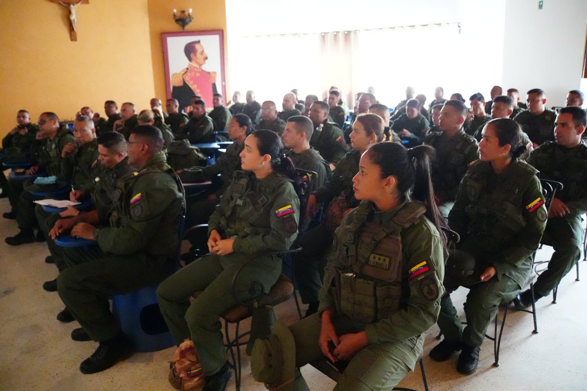 ZODIBARINAS_32's tweet photo. En Barinas nuestros profesionales de la #FANB, reciben instrucción hasta el último nivel de profesionales militares que participarán en acompañamiento y requerimiento del @cneevezla. ¡Integrar es Vencer! https://t.co/HzmfS8SdE2