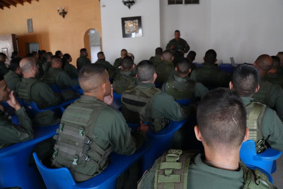ZODIBARINAS_32's tweet photo. En Barinas nuestros profesionales de la #FANB, reciben instrucción hasta el último nivel de profesionales militares que participarán en acompañamiento y requerimiento del @cneevezla. ¡Integrar es Vencer! https://t.co/HzmfS8SdE2