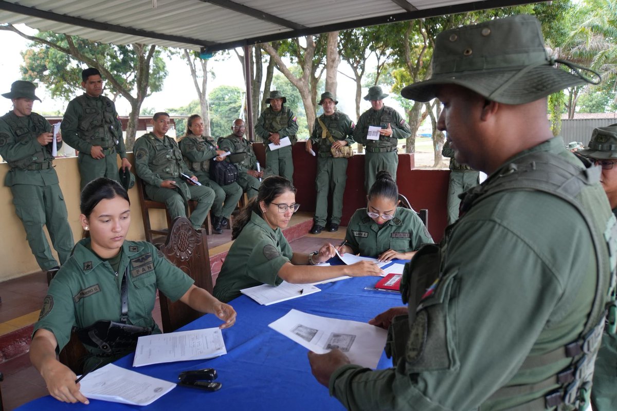 ZODIBARINAS_32's tweet photo. En Barinas nuestros profesionales de la #FANB, reciben instrucción hasta el último nivel de profesionales militares que participarán en acompañamiento y requerimiento del @cneevezla. ¡Integrar es Vencer! https://t.co/HzmfS8SdE2