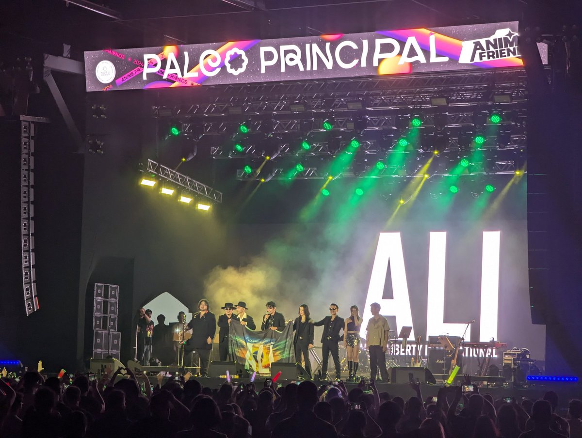O show do Ali no AF foi de uma energia incrível. Me fez dançar do início ao final.

Me deu muita saudade de Móveis Coloniais de Acaju que tinha o mesmo poder.