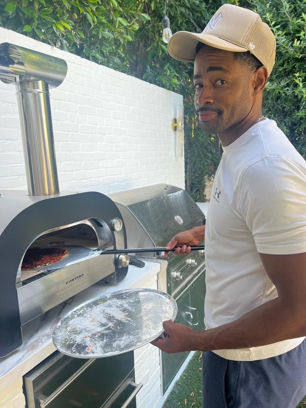 Some call me Chef Jay. Who want a slice? 👨🏾‍🍳
