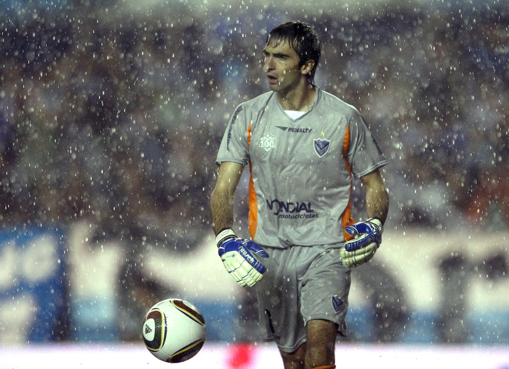Velez's tweet photo. Pertenece a los arqueros que escribieron la historia grande del arco fortinero ⭐️🏆

Barovero se despide del fútbol y Vélez celebra su gran carrera 🙌🏻

¡Gracias Trapito! 💙 Éxitos para esta nueva etapa https://t.co/7VmqzL69kt