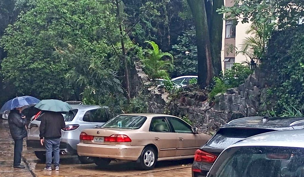 SGIRPC_CDMX's tweet photo. En Av. Revolución y Av. San Jerónimo, Col. Loreto y Campamento, @AlcaldiaAO, a consecuencia del reblandecimiento del terreno provocado por las lluvias, y a las raíces de un árbol de 18 m de altura, se desplomó de forma parcial una barda perimetral de piedra braza de 4 m de altura que no contaba con elementos estructurales.

El material cayó en el área de estacionamiento del inmueble y causó daños a cuatro vehículos estacionados; sin lesionados. Se solicitó apoyo a personal de la #UGIRPC de la Alcaldía para la opinión técnica de la barda. #TrabajandoJuntos #LaPrevenciónEsNuestraFuerza
