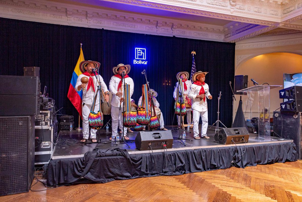 Politica_In's tweet photo. Esta imagen me llena de mucho orgullo, nuestros gaiteros de san Jacinto se tomaron Washington. #BolivarsetomaWashington
@YamilHAranaP https://t.co/CWzHkFyiIq