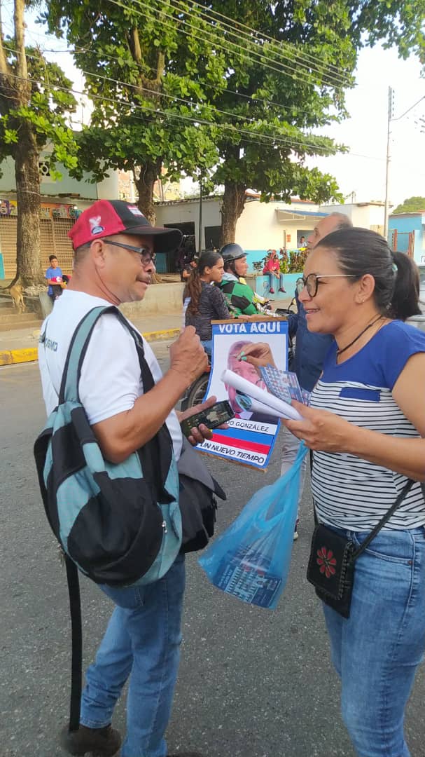 PerlaMonteroVE's tweet photo. Comprometidos con Venezuela rumbo a las Presidenciales 2024, UNT Tinaquillo realizó Volanteo informativo en Av Miranda de nuestro Municipio.
Unidad y voto como herramienta democrática, rumbo al 28 de Julio. Todos con Edmundo 🇻🇪 https://t.co/pPnP51oXKk