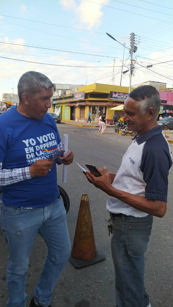 PerlaMonteroVE's tweet photo. Comprometidos con Venezuela rumbo a las Presidenciales 2024, UNT Tinaquillo realizó Volanteo informativo en Av Miranda de nuestro Municipio.
Unidad y voto como herramienta democrática, rumbo al 28 de Julio. Todos con Edmundo 🇻🇪 https://t.co/pPnP51oXKk