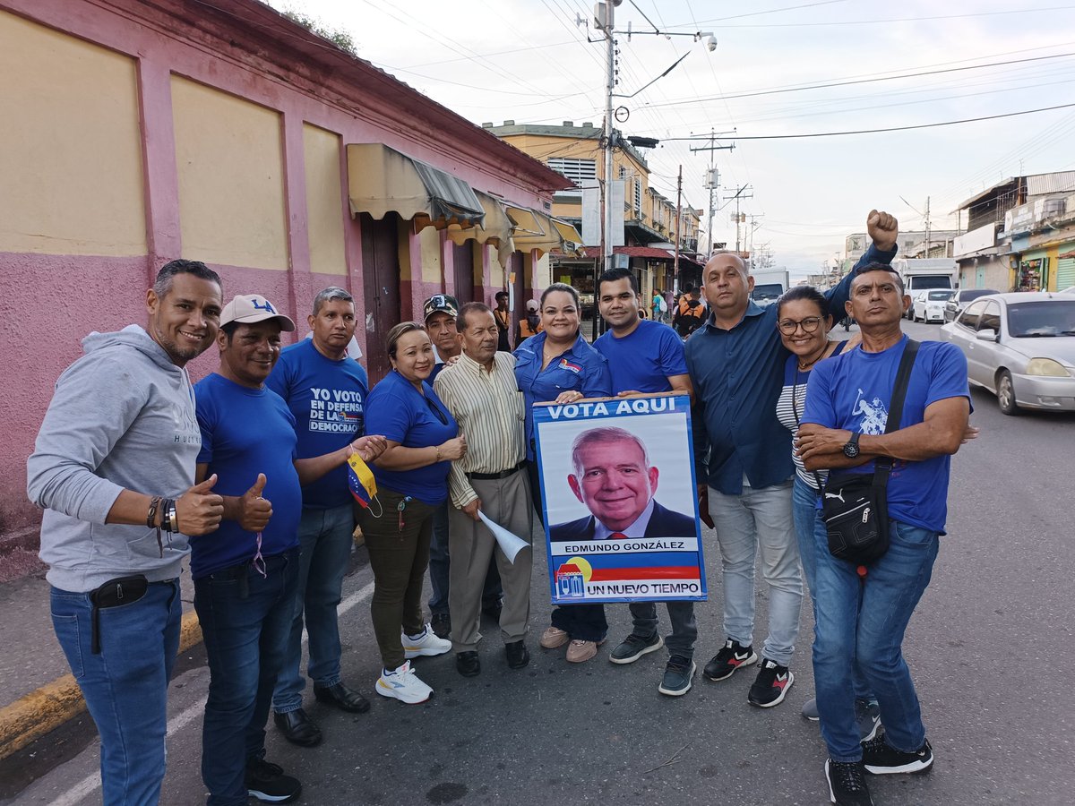PerlaMonteroVE's tweet photo. Comprometidos con Venezuela rumbo a las Presidenciales 2024, UNT Tinaquillo realizó Volanteo informativo en Av Miranda de nuestro Municipio.
Unidad y voto como herramienta democrática, rumbo al 28 de Julio. Todos con Edmundo 🇻🇪 https://t.co/pPnP51oXKk