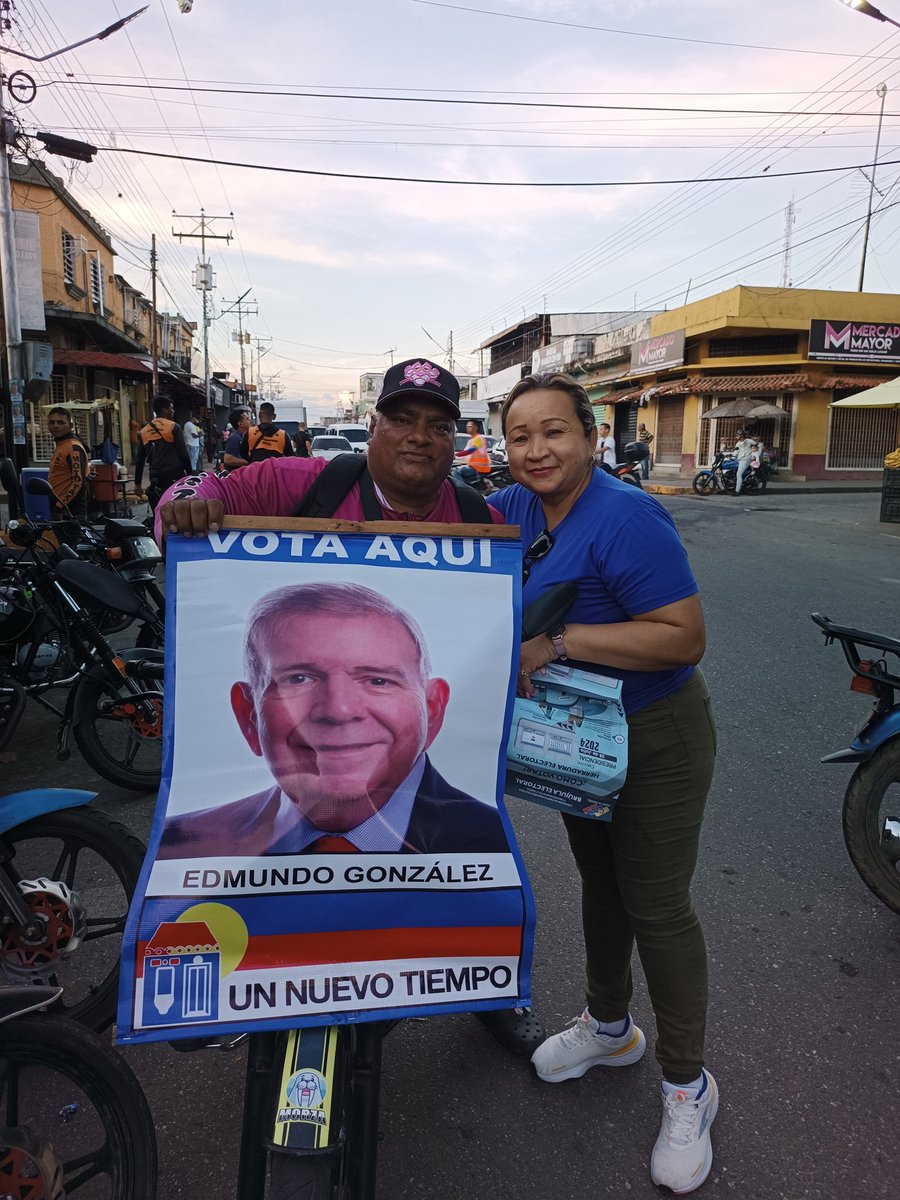 PerlaMonteroVE's tweet photo. Comprometidos con Venezuela rumbo a las Presidenciales 2024, UNT Tinaquillo realizó Volanteo informativo en Av Miranda de nuestro Municipio.
Unidad y voto como herramienta democrática, rumbo al 28 de Julio. Todos con Edmundo 🇻🇪 https://t.co/pPnP51oXKk