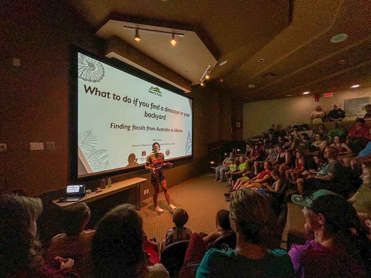 sallykhurst's tweet image. What should you do if you find a dinosaur in your back yard? What if your backyard is in Canada? 🦕

It was a packed house this week when I spoke to a crowd of visitors at Dinosaur Provincial Park about the @foundafossil project! 🦖☠️