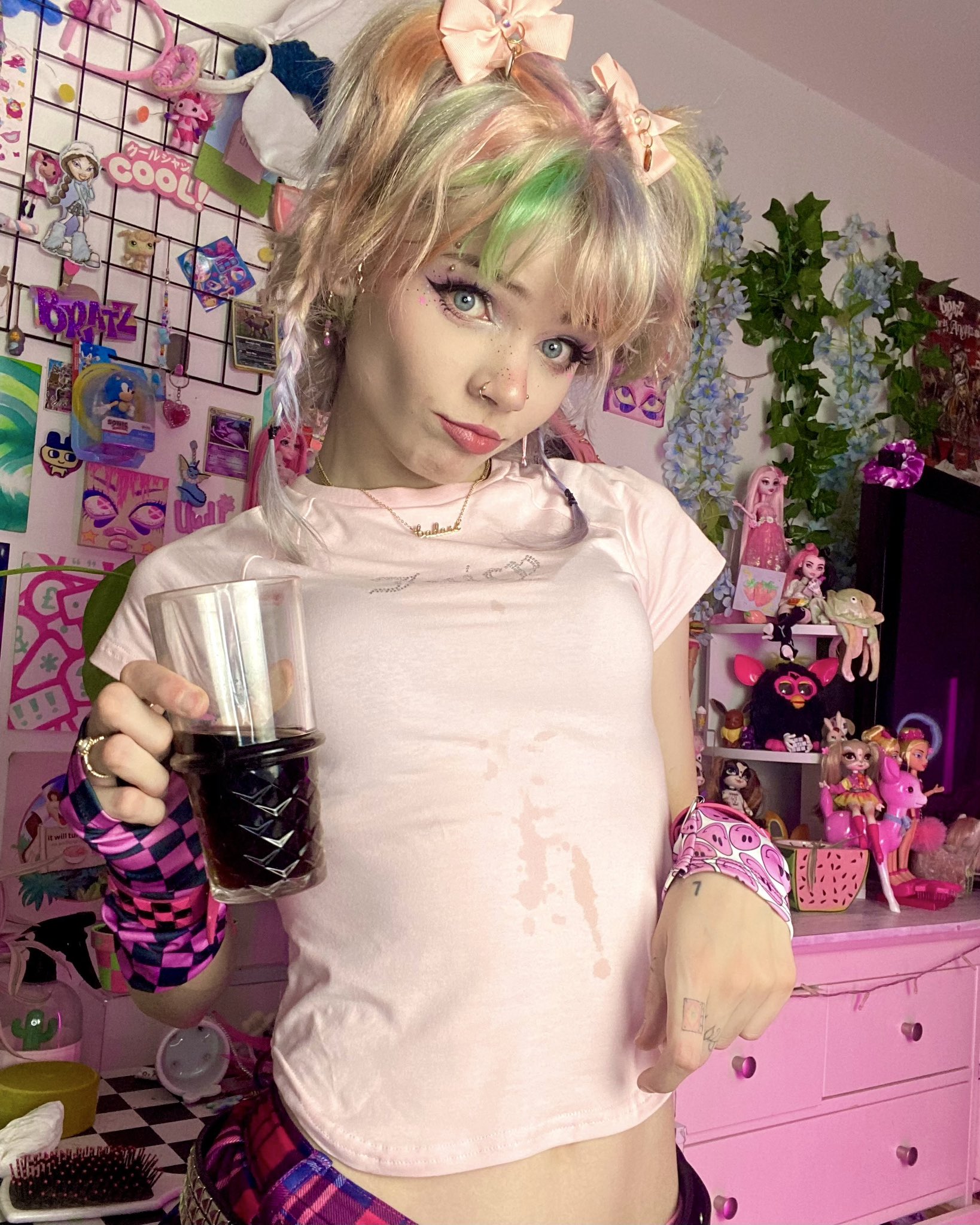 2 pic. spilt coke on my top🥲 https://t.co/IP7328iVAf