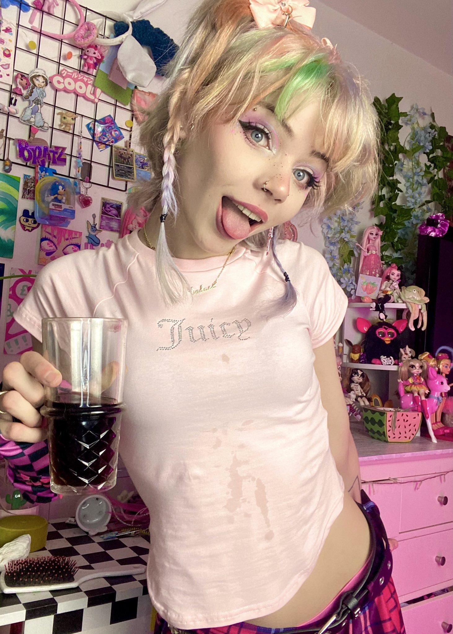 1 pic. spilt coke on my top🥲 https://t.co/IP7328iVAf
