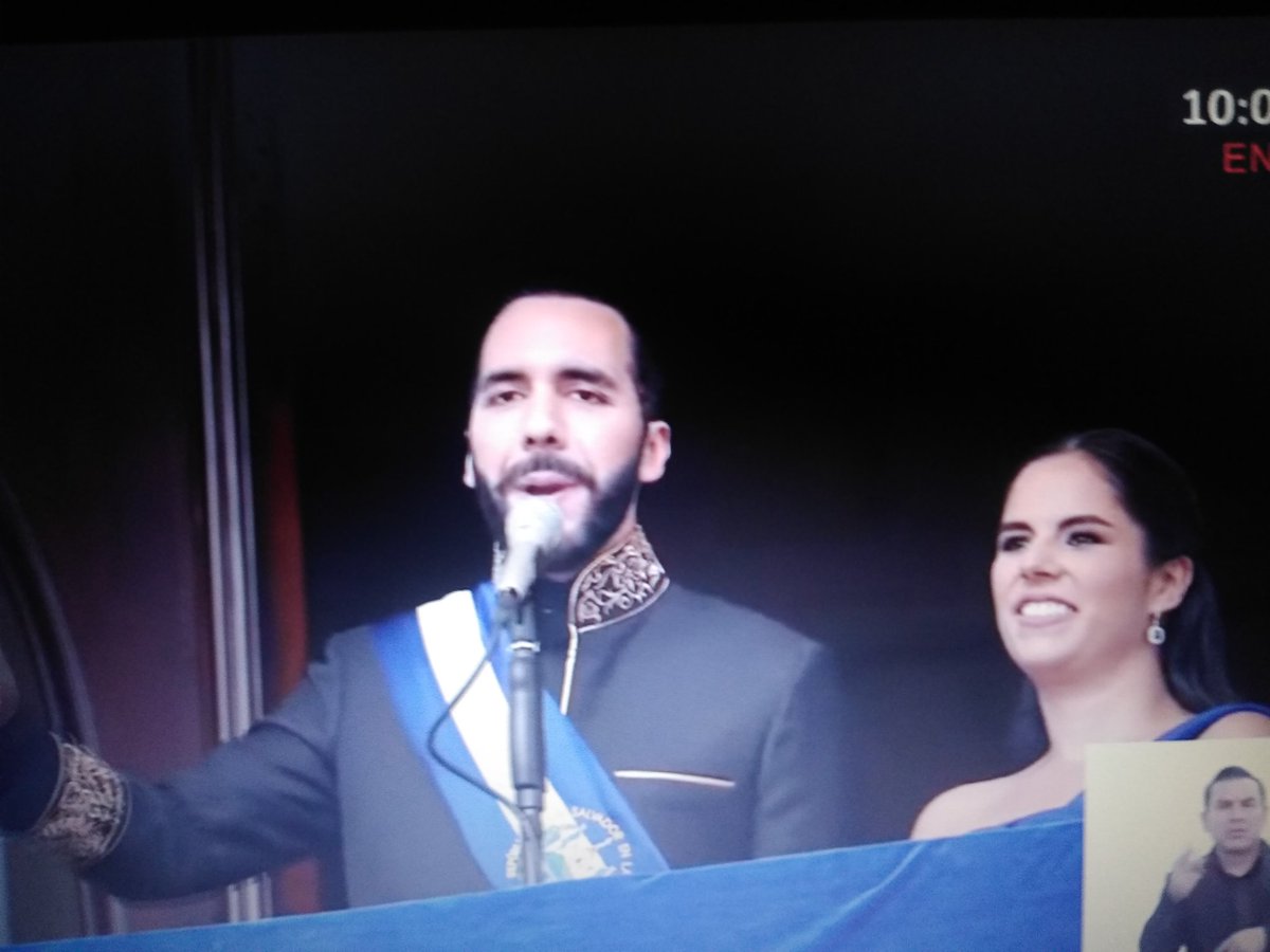 CAsturiasE46's tweet image. Interpretación de lo que podría significar la expresiôn "I'm taking the high road" en respuesta a #DTrump?
"Lo que aquí hacemos es moral, ético y no pedimos disculpas, ni aprobaciôn de nadie".

Otra sería:
"Quién sos vos para juzgar?"

Como no te voy a querer @nayibbukele.