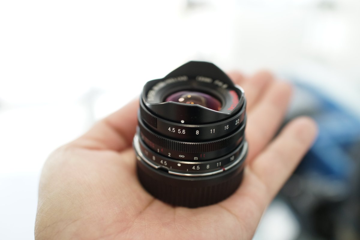 sanpoucamera's tweet image. L39マウントのレンズは小さな物が多いですが
このレンズも凄く小さい(*´▽｀*)！
SUPER WIDE-HELIAR 15ｍｍF4.5 Asph
入荷しました～(*´▽｀*)
近代のレンズと比べ本当小さいですね～(;´∀｀)
F4.5ではありますが本当に手のひらサイズ( 一一)
お散歩用に如何でしょうか～(*´▽｀*)！
＃15ｍｍ
