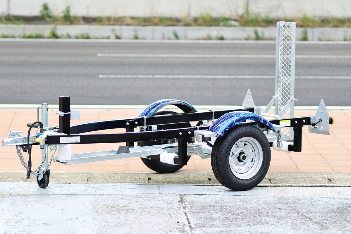CARRIAGEBASE's tweet photo. こんにちは。
キャリッジベースのメカニック&フォトグラファーの笹田です。
バイクトレーラーTR-BD
バイクの積みおろしが簡単です。
価格は¥231000とお安くなっております。現在最大積載量250kgモデルは在庫あり。即納出来ますよ~。
#バイクトレーラー
#TR_BD https://t.co/XakMDj5EKv