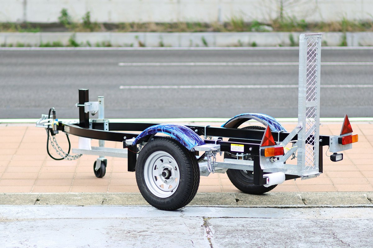 CARRIAGEBASE's tweet photo. こんにちは。
キャリッジベースのメカニック&フォトグラファーの笹田です。
バイクトレーラーTR-BD
バイクの積みおろしが簡単です。
価格は¥231000とお安くなっております。現在最大積載量250kgモデルは在庫あり。即納出来ますよ~。
#バイクトレーラー
#TR_BD https://t.co/XakMDj5EKv