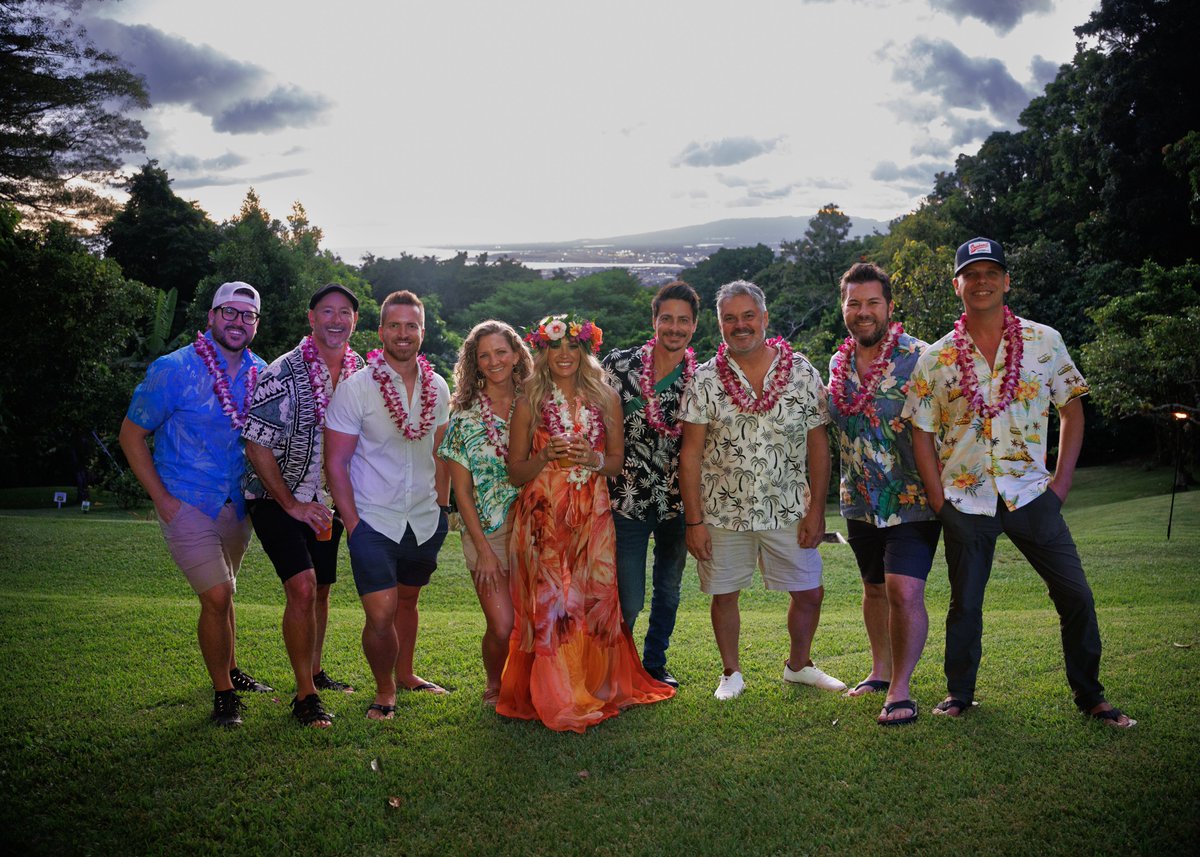 carrieunderwood's tweet photo. Aloha! We’re so excited to see you all tonight @blaisdellcenter! #CUinHawaii 🌺🤙🏼 https://t.co/AYXCn1QTEo