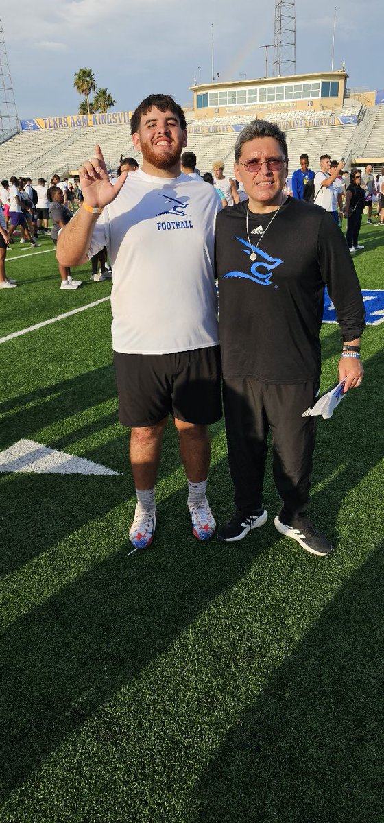 BrewsterJordan's tweet image. thank you @Coachsalinas12 and @CoachmartinezOL for the amazing coaching today Go Javelins! @MLKaufmann @COACHBESPARZA