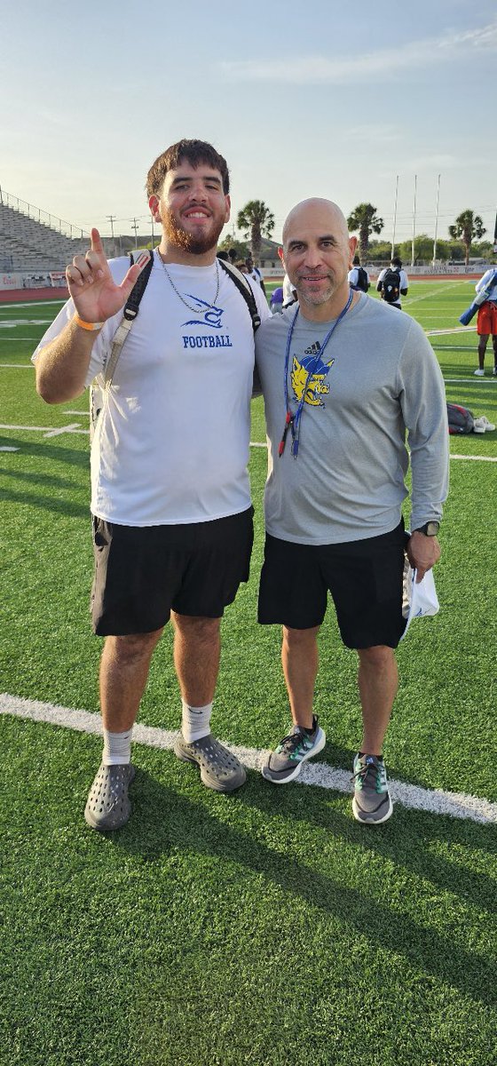 BrewsterJordan's tweet image. thank you @Coachsalinas12 and @CoachmartinezOL for the amazing coaching today Go Javelins! @MLKaufmann @COACHBESPARZA