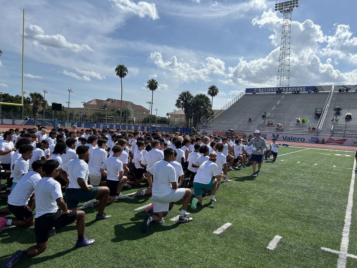 There were some future Hogs at camp today. Guys got reps, guys got coached up, guys got better! We appreciate all the athletes and families that spent their Friday evening at our place!🌴🐗

#DontFlinch