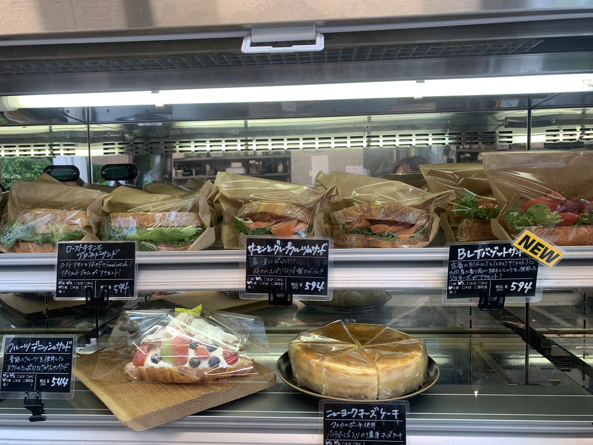 bsquaredTokyo's tweet photo. こんにちは！東陽町店です。パン全種類揃ってます！暑いですが店内で涼みながらコーヒーとパンいかがでしょうか😊

#東陽町カフェ
#東陽町ベーカリー
#ベーカリーカフェ 
#ビースクエアード 
#焼きたてパン
#自家焙煎コーヒー https://t.co/EUpJorx07r