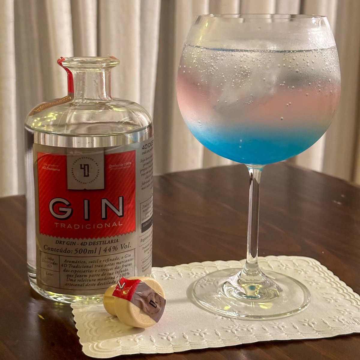 kboop's tweet photo. 🩷🩵
Gin tradicional @4BeerPOA + tônica frutas vermelhas + curaçao blue.
Espetáculo esse gin, @kikmail 🤩 https://t.co/SEpNPhxJZV