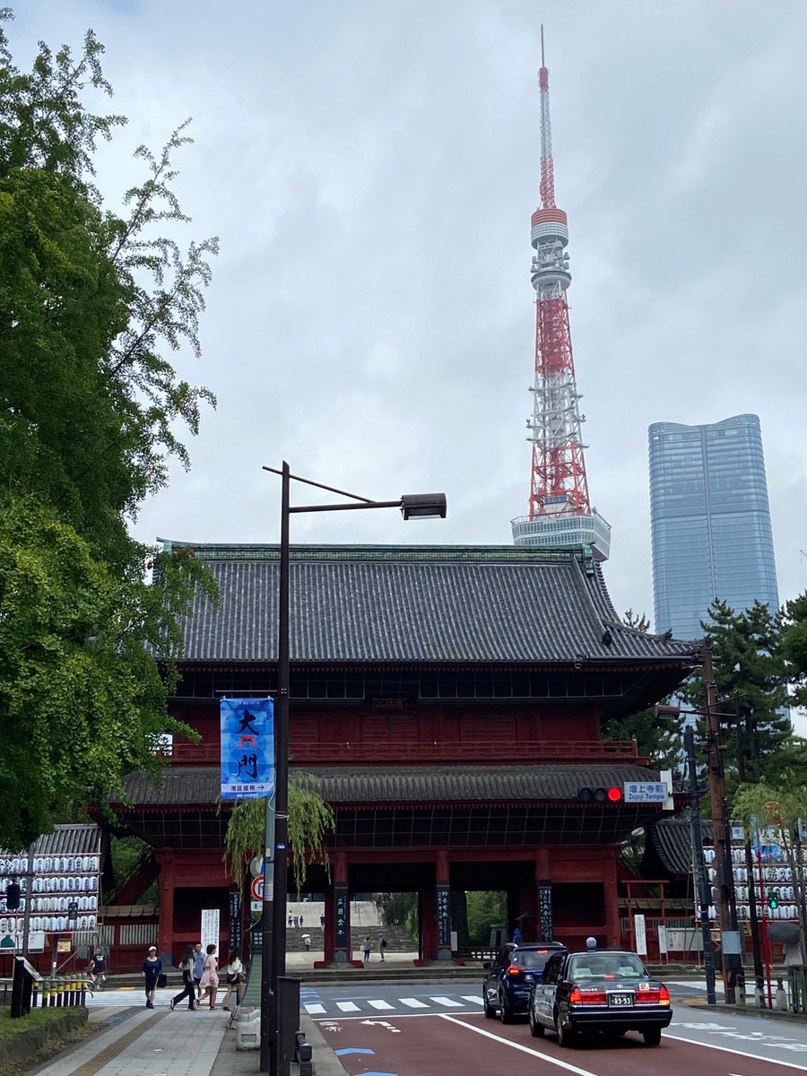 ShiBa625's tweet photo. 友人と芝 増上寺 参拝
徳川将軍家の墓所
両隣のホテルや御成門がある辺りまで日光東照宮のような立派な霊廟がいくつもあったのに東京大空襲で焼けてしまったそう
なんともったいない… https://t.co/baqBeDzGTa