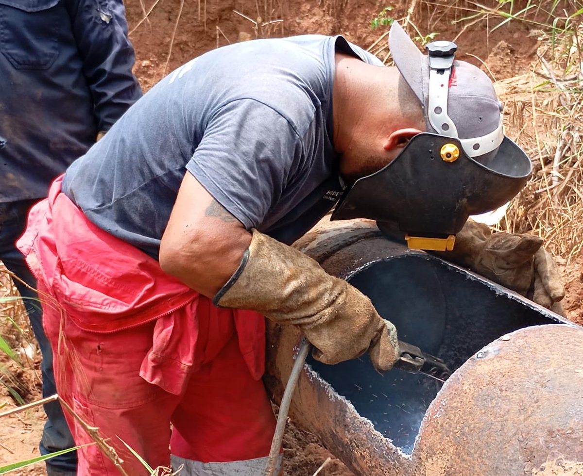 hidroven_ve's tweet photo. El Gobierno Bolivariano, a través de Hidrocapital, atendió el llamado de 25.200 habitantes de #LaGuaira tras la reparación de una avería en tubería principal de 16 pulgadas para agua potable, acción, enmarcada en el #1x10delBuenGobierno, que permitió recuperar 7 litros por segundo (lps) beneficiando a los sectores La Aviación, La Solidaridad y Canaima.

Las labores incluyeron la sustituci��n de un tramo de tubería y la colocación de una junta mecánica, lo que optimiza el servicio hídrico y contribuye al bienestar del Pueblo.

@RMarcoTorres 
@mastporlapatria 
@minaguasoficial