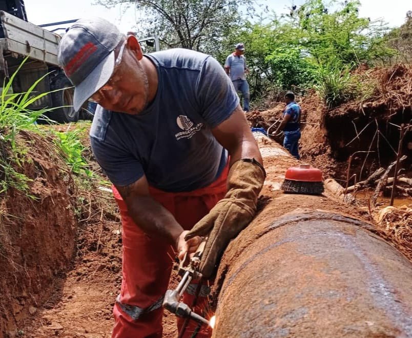 hidroven_ve's tweet photo. El Gobierno Bolivariano, a través de Hidrocapital, atendió el llamado de 25.200 habitantes de #LaGuaira tras la reparación de una avería en tubería principal de 16 pulgadas para agua potable, acción, enmarcada en el #1x10delBuenGobierno, que permitió recuperar 7 litros por segundo (lps) beneficiando a los sectores La Aviación, La Solidaridad y Canaima.

Las labores incluyeron la sustituci��n de un tramo de tubería y la colocación de una junta mecánica, lo que optimiza el servicio hídrico y contribuye al bienestar del Pueblo.

@RMarcoTorres 
@mastporlapatria 
@minaguasoficial
