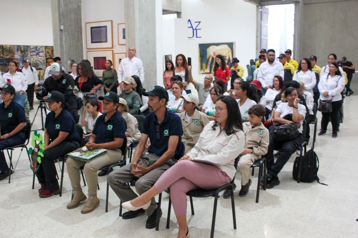 MinecOficial's tweet photo. 📚Cuatro nuevos cuentos infantiles de la Colección Inparques
La presidenta de #Inparques Rosinés Chávez, estuvo a cargo de la presentación de cuatro nuevos cuentos infantiles de la institución, acompañada por el Pdte. de @FundambienteC Jesús Méndez...
1/3 https://t.co/Zulisp7OZ0