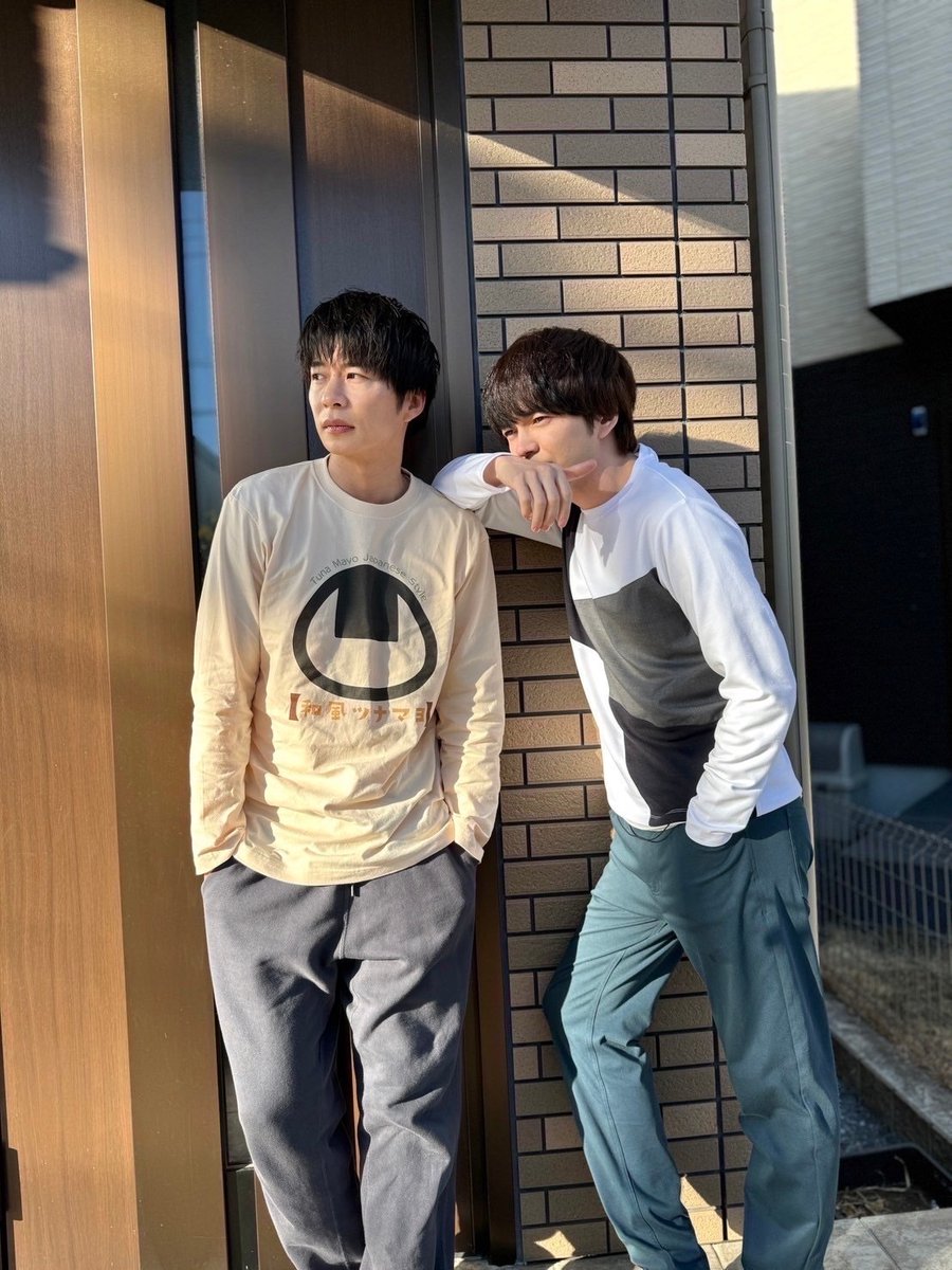 ossans_love's tweet photo. ／
㊗️ #テレ朝夏祭り 本日開幕🌻
＼

「春田の大好物愛情たっぷりから揚げ定食 Returns」が食べられるバラエティ食堂は、毎日11時にOPEN🏠✨

メニューを頼むとついてくるランチョンマットのデザインは...
なんと、春田と牧のメッセージ画面😳⁉️

「おれたちのメッセージが丸見えらしい」
「まじすか…えっ武川さんからもなんかいっぱい来てる」

#おっさんずラブ
#田中圭 #林遣都
#春田と牧も夏祭りに行くんかな
#暑いから家の前でちと悩んでるの図
#開幕記念オフショットでした🎐
#からあげリターンズ