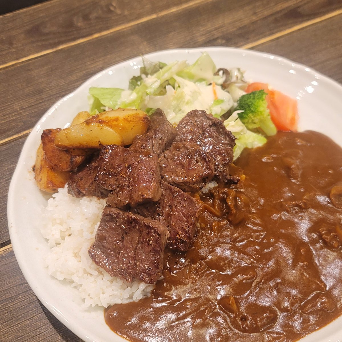 hissanchi's tweet photo. 今日も元気モリモリ営業しとるよ〜
外は暑いね〜あそびにきぃやぁ〜
外気温度高すぎてエアコン17度設定MAXですけど冷えきらない現実…
でも、遊びに来たらええやないかいw https://t.co/tqhirCrEEQ