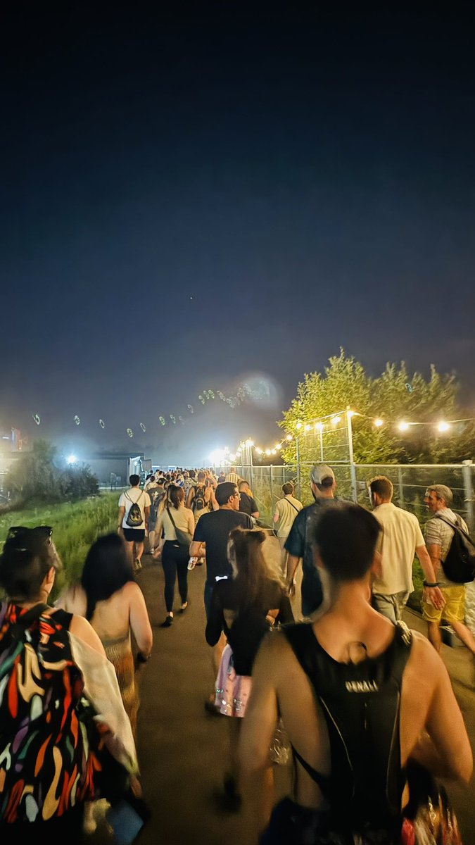 cesaralfayeth's tweet photo. Nos hicieron caminar 30 minutos más para tomar los shuttles que nos regresarían a los hoteles del paquete Global journey, mal @tomorrowland 👎🏻 https://t.co/b0mwU6q1G0